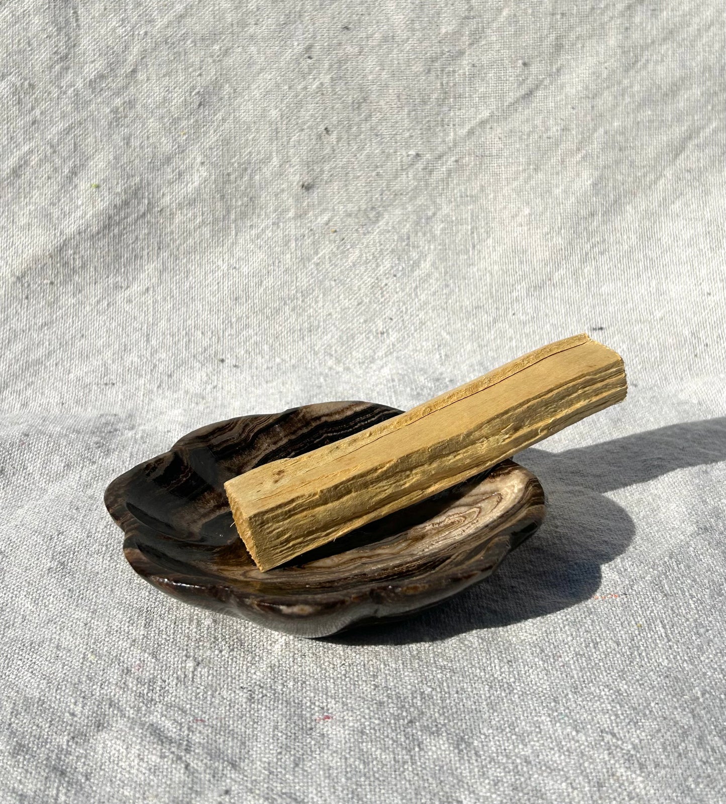 Onyx Flower Dish - Chocolate